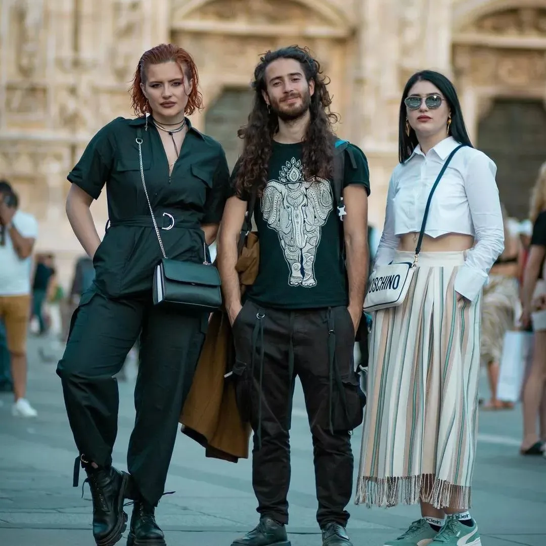 Tre giovani della comunità ucraina di Milano davanti al Duomo