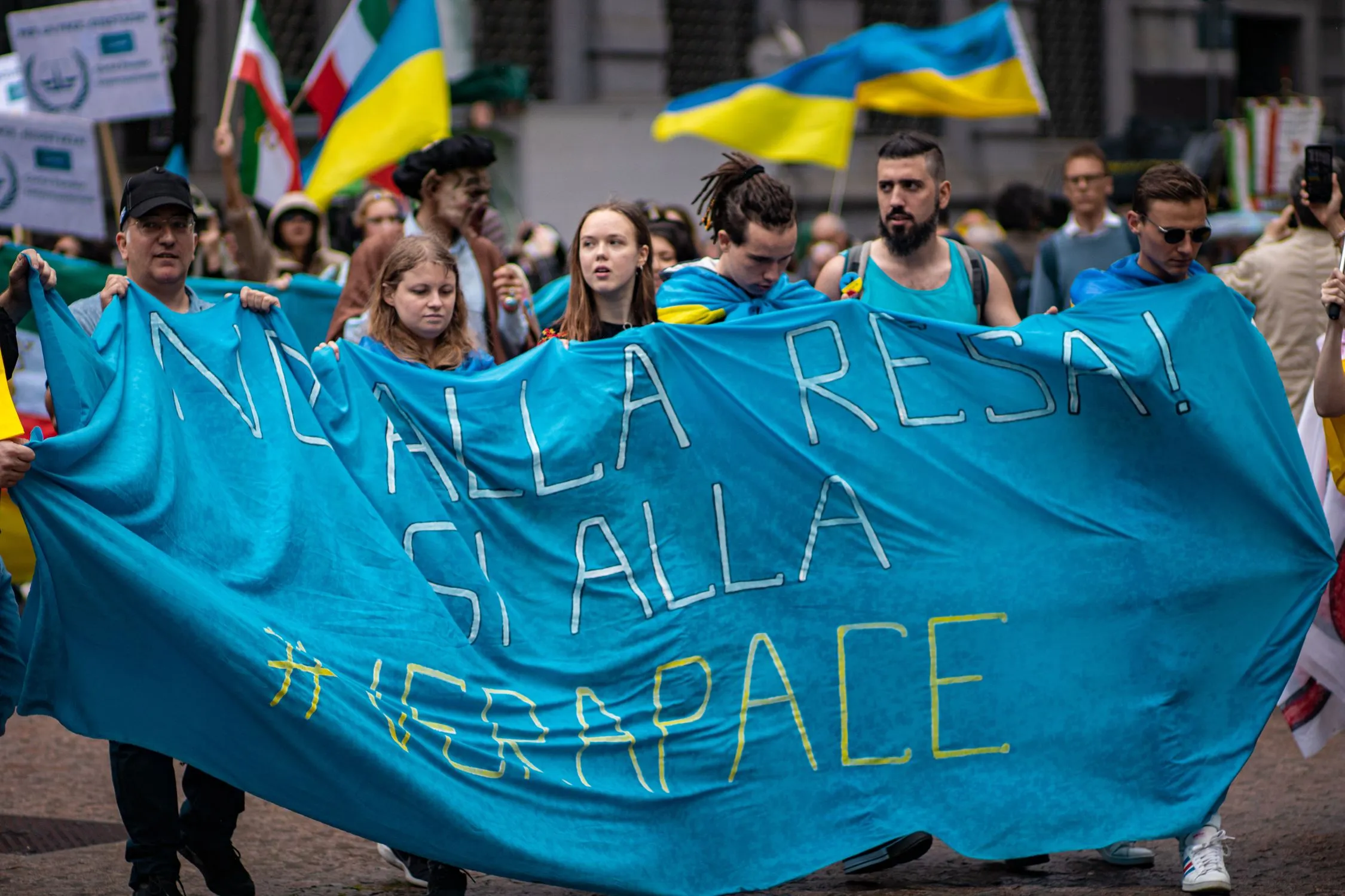 Presidio dell’associazione in piazza Duomo a Milano, con una grande bandiera ucraina